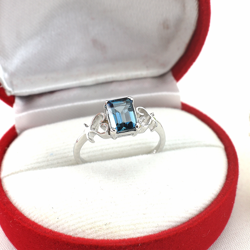 แหวนเงินแท้ราคาถูกชุบทองคำขาว ลอนดอนบลูโทปาซแท้ 1.35 กะรัต งานประณีตสวยงาม สั่งผลิตค่ะ