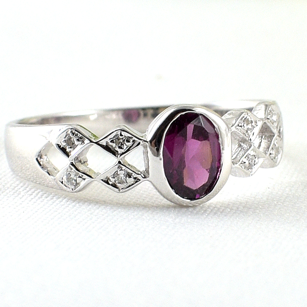 แหวนเงินแท้ราคาถูกชุบทองคำขาว พลอยแท้โรโดไลท์การ์เน็ต 0.55 กะรัต เพชรCZ 0.056 กะรัต งานประณีตสวยงาม สั่งผลิตค่ะ