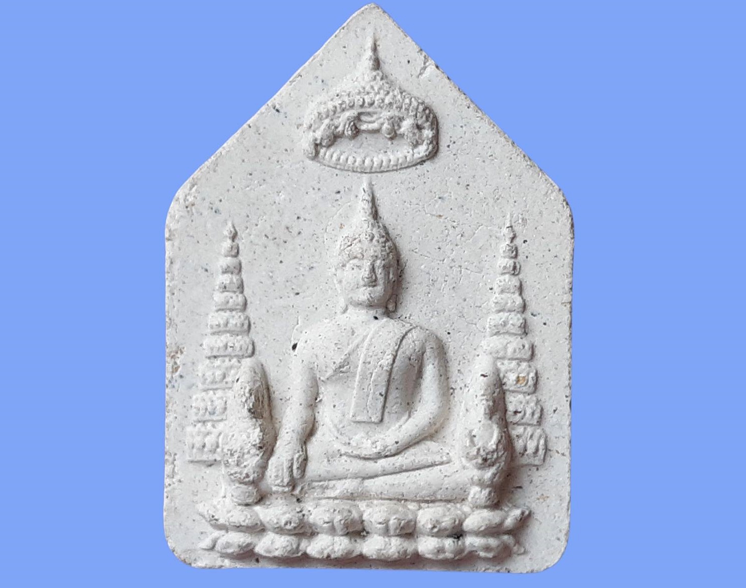หลวงพ่อขาว พระพุทธชนะมาร วัดหน้าพระเมรุ จ.อยุธยา เนื้อผง ปี 2546 ขนาด 1.7 x 2.6 cm.