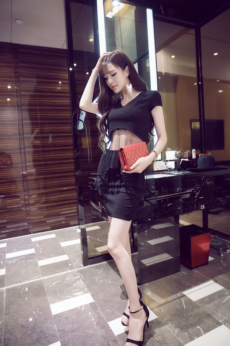 ชุดเซท 2 ชิ้น เสื้อครึ่งตัวต่อชายผ้าตาข่ายโปร่ง กับกระโปรงสั้นสีดำ รหัส 1251