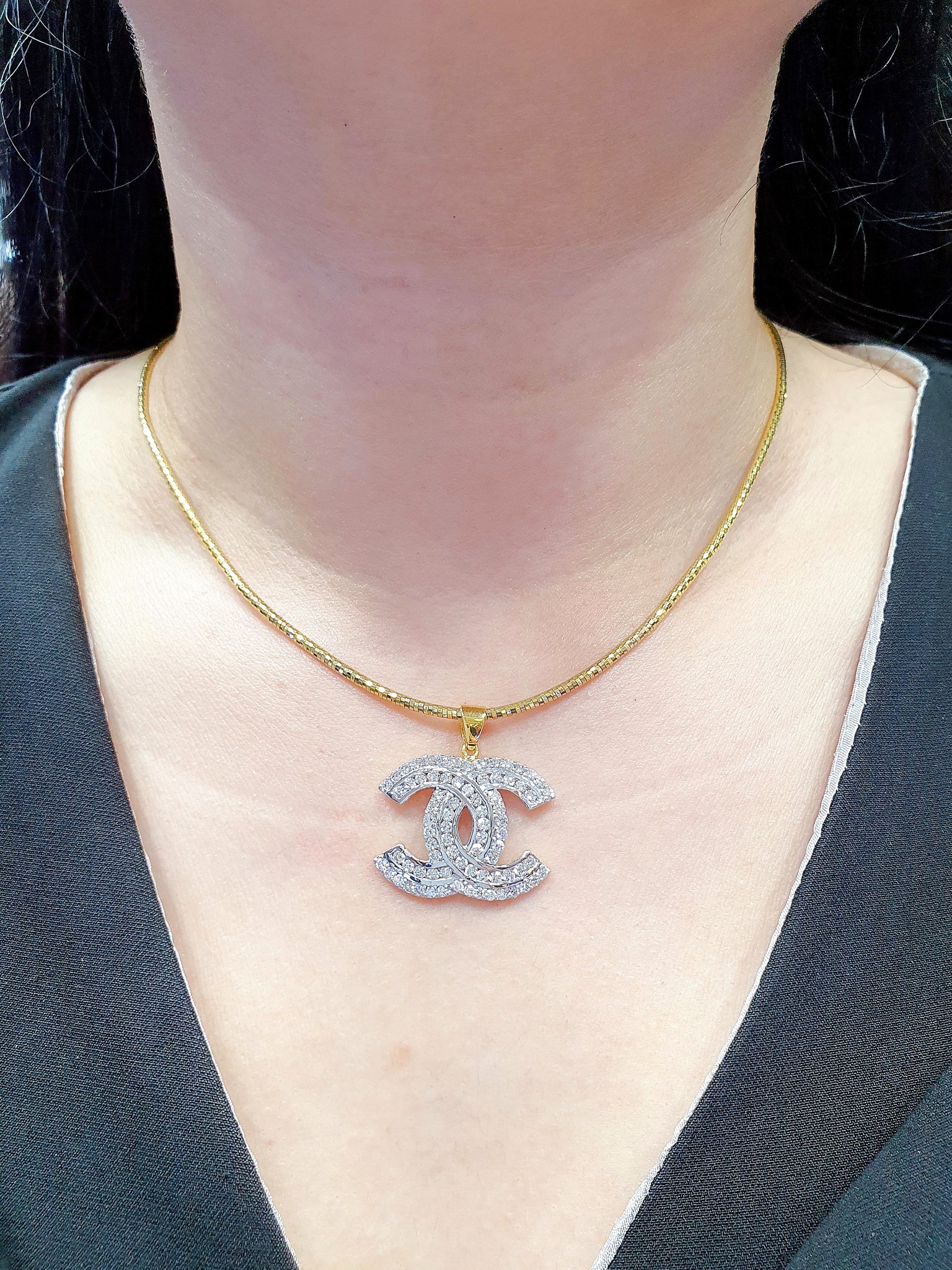 พร้อมส่งและสั่งผลิตจี้เพชรรูปทรงCCชิ้นใหญ่สวยเด่นแบบแบรนด์ดังที่สาวๆต้องมีติดไว้ ประดับเพชรเบลเยี่ยมขาววิ้งวับ2ชั้นดูหรูมากๆ ใส่เที่ยว ออกงาน ทองคำ 18K เพชรแท้ 1.94 กะรัต 78 เม็ด ราคาถูกมาก ส่งฟรี