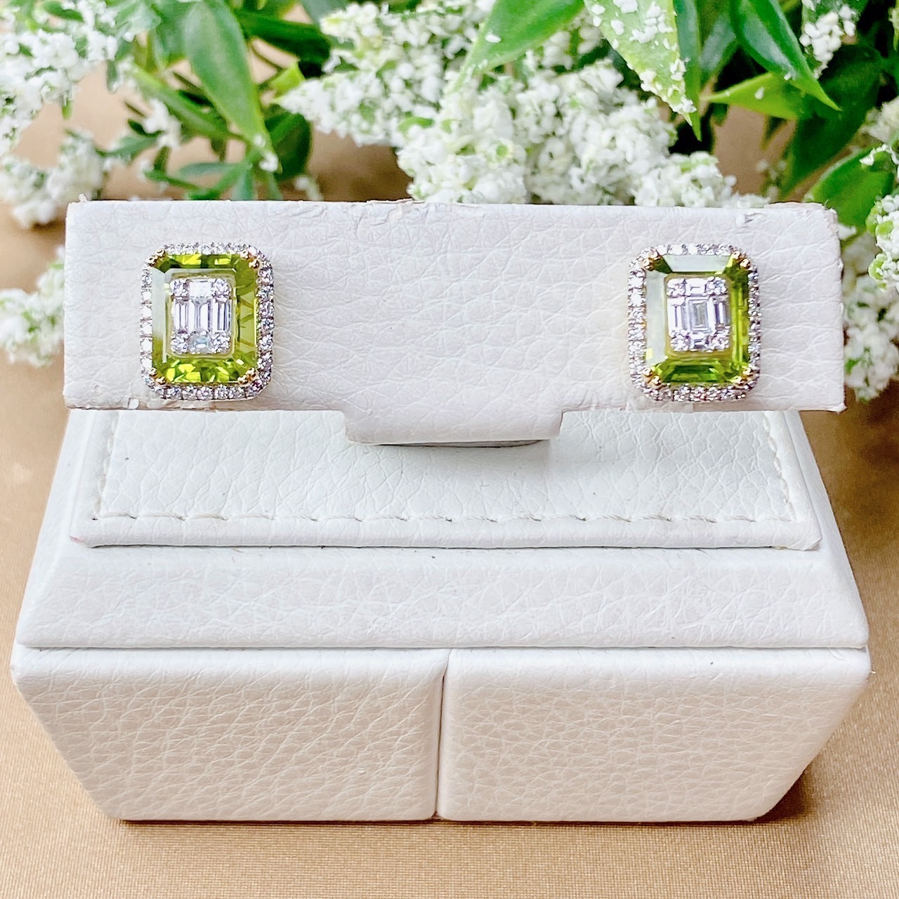 ต่างหู Natural Green Peridot โดยชุดผลงานนี้เราใช้ Peridot อัญมณีสีเขียวสวย สีเขียวใบมะกอก