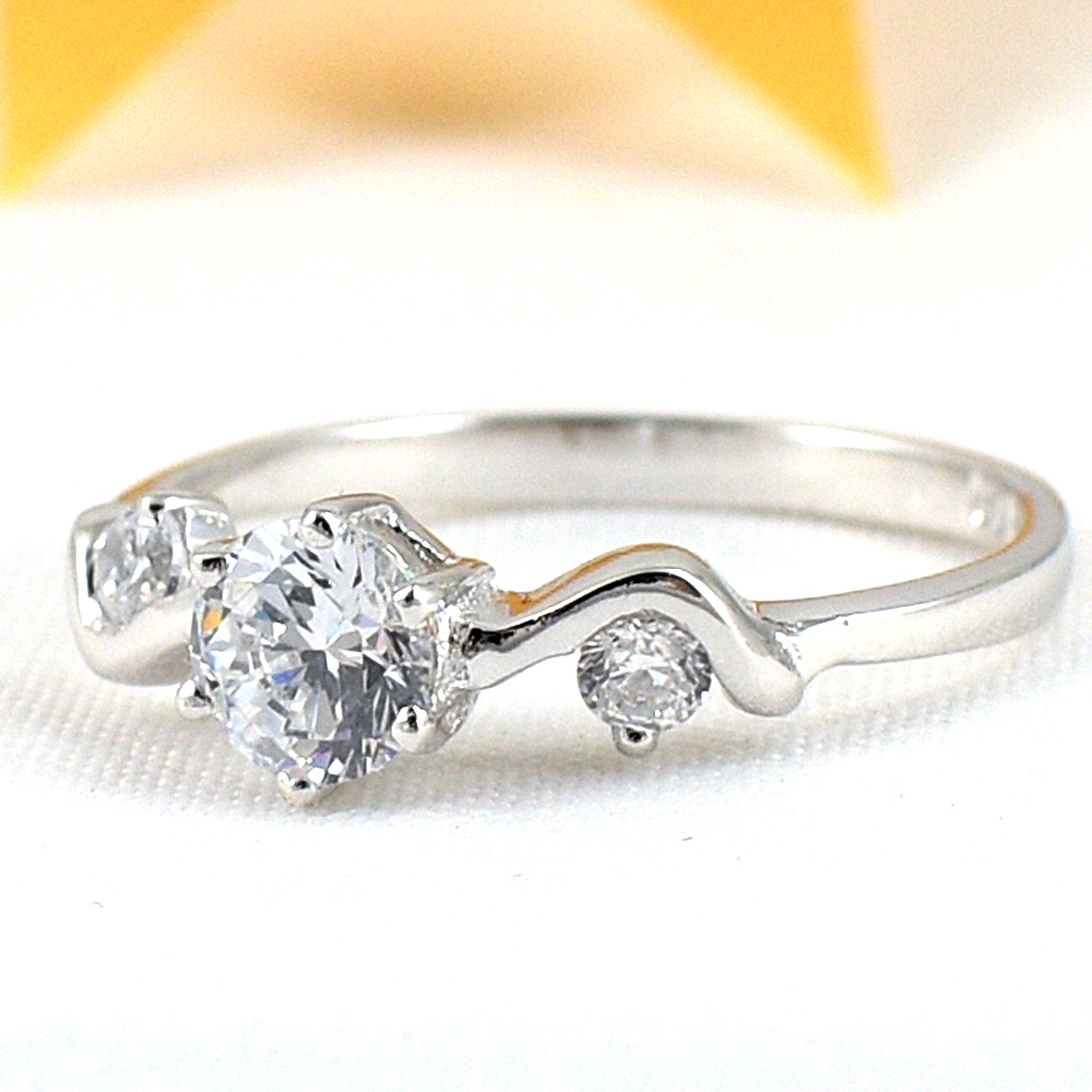 แหวนเงินแท้ราคาถูกชุบทองคำขาว เพชรCZเม็ดกลาง 0.50 กะรัต เพชรCZเม็ดข้าง 0.12 กะรัต งานประณีตสวยงาม สั่งผลิตค่ะ