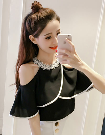 เสื้อแฟชั่นแต่งเว้าไหล่ คอเสื้อปักลูกไม้ สวยหวานสไตล์เกาหลี รหัส 1679-สีดำ
