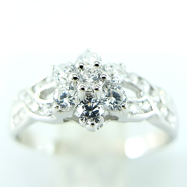 แหวนเงินแท้ราคาถูกชุบทองคำขาว เพชรCZเม็ดกลาง 0.42 กะรัต เพชรCZเม็ดข้าง 0.27 กะรัต งานประณีตสวยงาม สั่งผลิตค่ะ