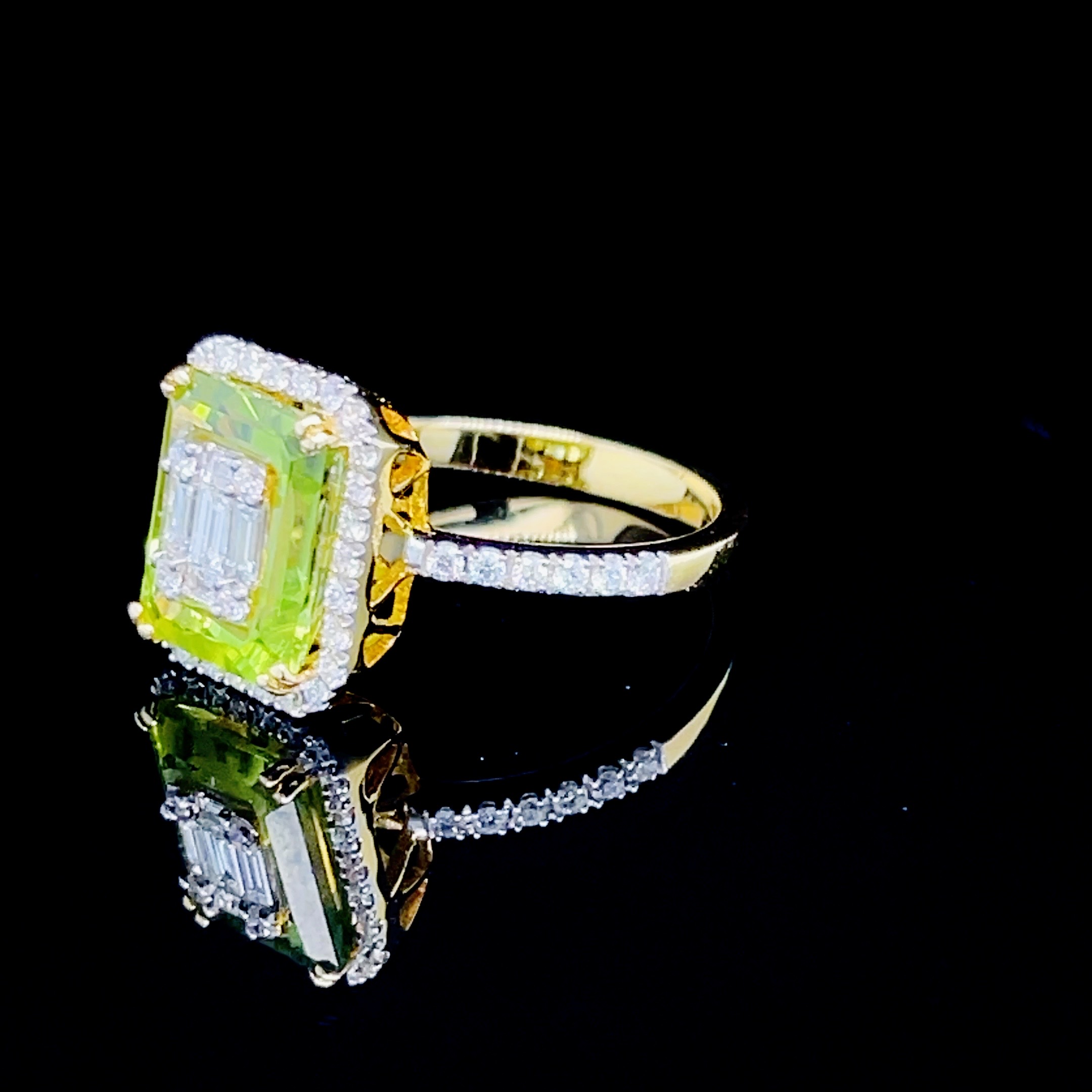 แหวนพลอย Natural Green Peridot โดยชุดผลงานนี้เราใช้ Peridot อัญมณีสีเขียวสวย สีเขียวใบมะกอก