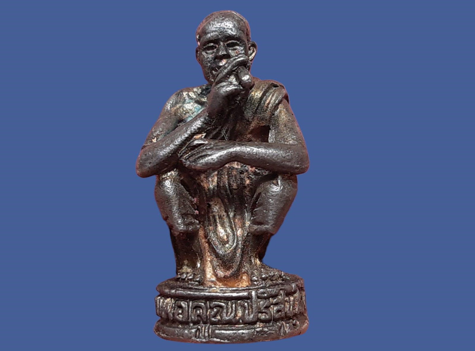 รูปเหมือนหล่อเอกลักษณ์ นั่งยอง หลวงพ่อคูณ ปริสุทฺโธ วัดบ้านไร่ จ.นครราชสี่มา ปี 2536 เสาร์ 5 คูณทวี เหลือกิน เหลือใช้ เนื้อเงิน