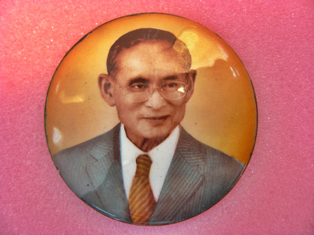 ล็อกเก็ตในหลวง รัชกาลที่ 9 แบบพิมพ์นิยม ฉากทองหลังแผ่นเงิน หายาก พิมพ์ใหญ่