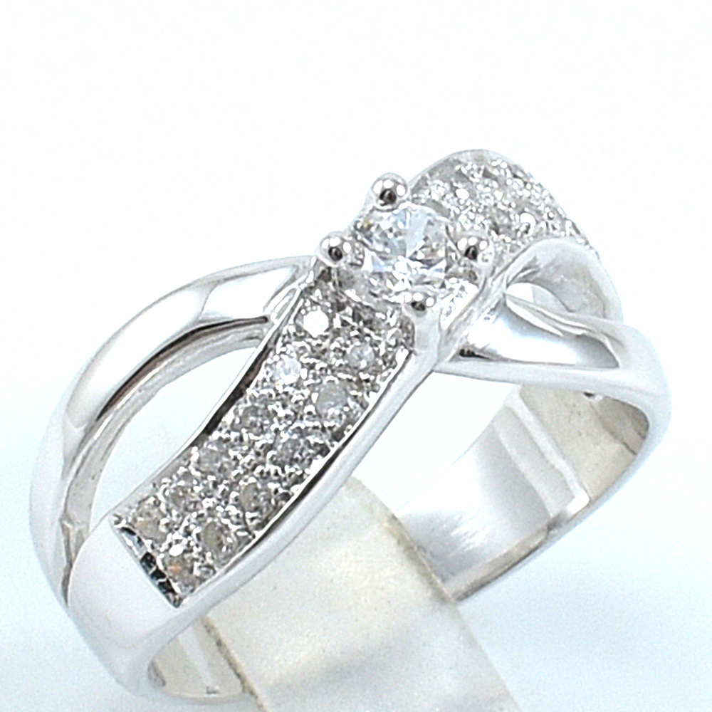 แหวนเงินแท้ราคาถูกชุบทองคำขาว เพชรCZเม็ดกลาง 0.25 กะรัต เพชรCZเม็ดข้าง 0.36 กะรัต งานประณีตสวยงาม สั่งผลิตค่ะ