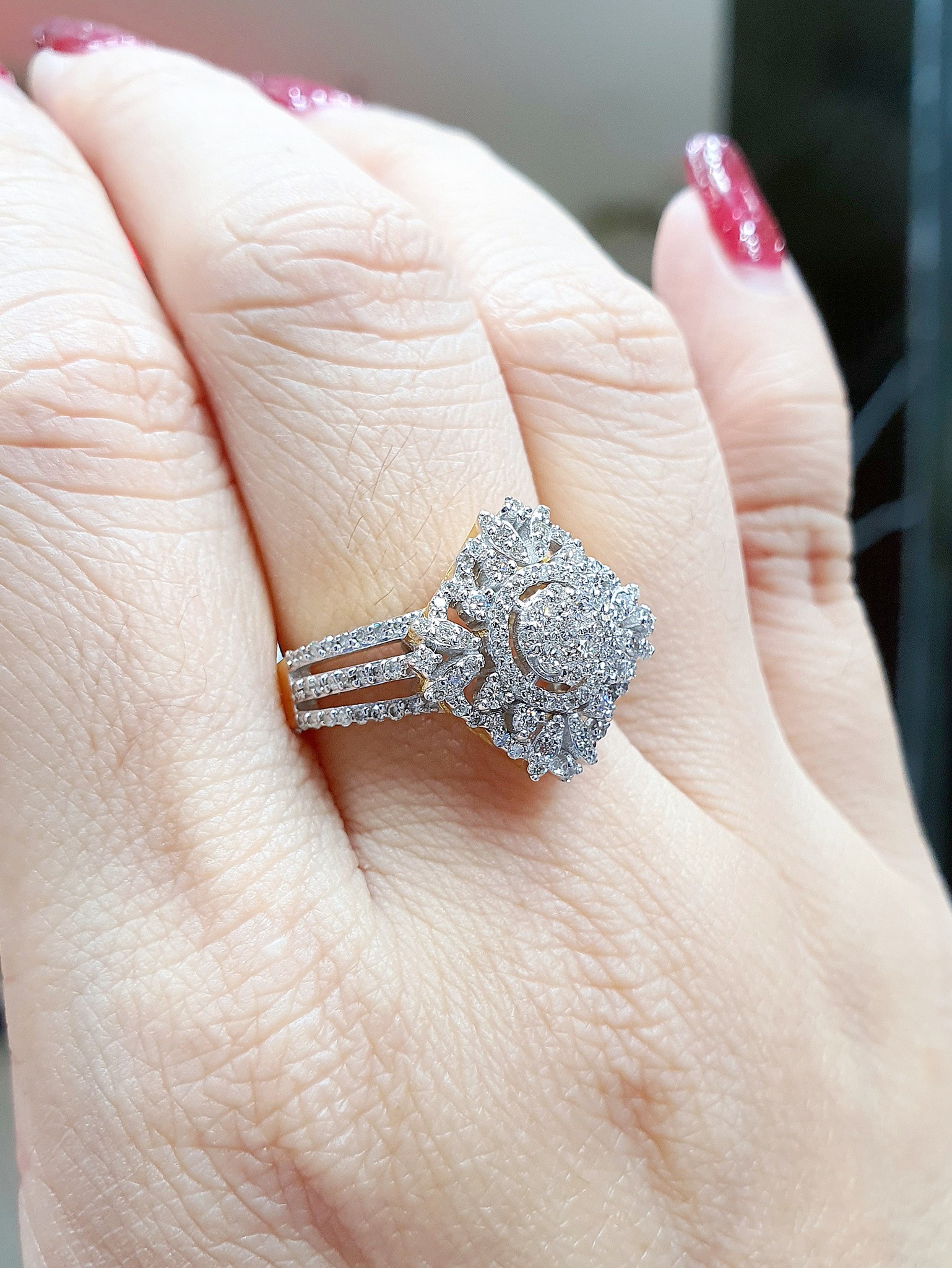 พร้อมส่งและสั่งผลิตแหวนเพชรแท้กระจุกทรงสี่เหลี่ยมงานละเอียดสวยเนี๊ยบสไตล์งานนอก แหวนแต่งงาน แหวนหมั้น ใส่เที่ยว ออกงาน แหวนทองคำ9K เพชรแท้ 0.76 กะรัต 135 เม็ด ราคาถูกมาก ส่งฟรี