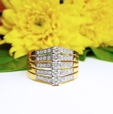 สั่งผลิตเพชรเบลเยี่ยมคัท แหวนแต่งงาน แหวนหมั้น ใส่เที่ยว ออกงาน แหวนทองคำ 18K เพชรแท้ 0.56 กะรัต 8.77 กรัม น้ำ 99 ราคาถูกมาก มีใบรับประกันค่ะ