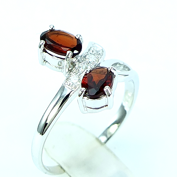 แหวนเงินแท้ราคาถูกชุบทองคำขาว พลอยแท้โกเมน 1.00 กะรัต เพชรCZ 0.090 กะรัต งานประณีตสวยงาม สั่งผลิตค่ะ