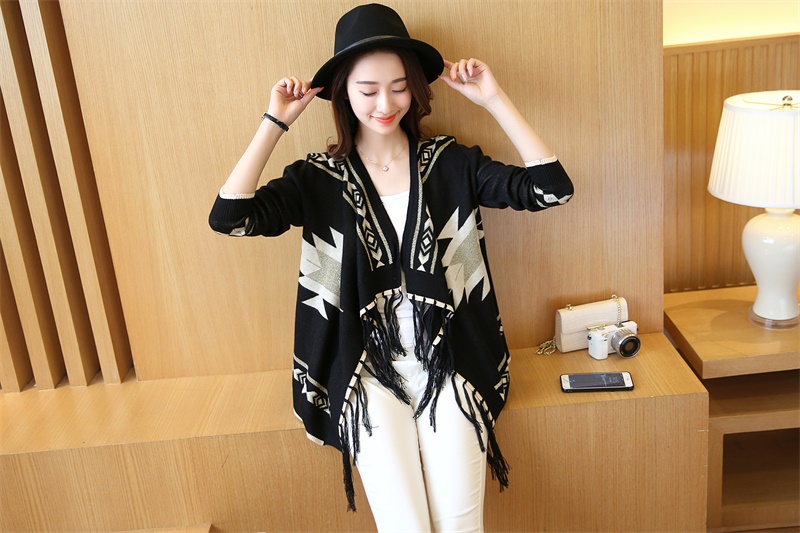 เสื้อคลุมแฟชั่นใส่คลุมกันหนาวได้ดีเพราะเนื้อผ้าค่อนข้างหนา แต่งชายด้วยพู่ หรือจะใส่คลุมเก๋ๆ ก็น่ารักไม่ยอกเลยจ้า