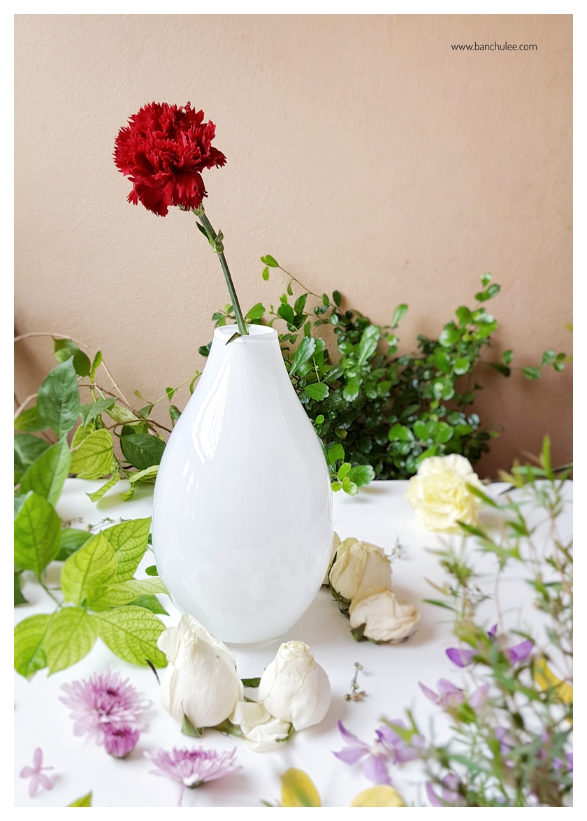 White Oval Glass Vase แจกันแก้วทรงรี สีขาว