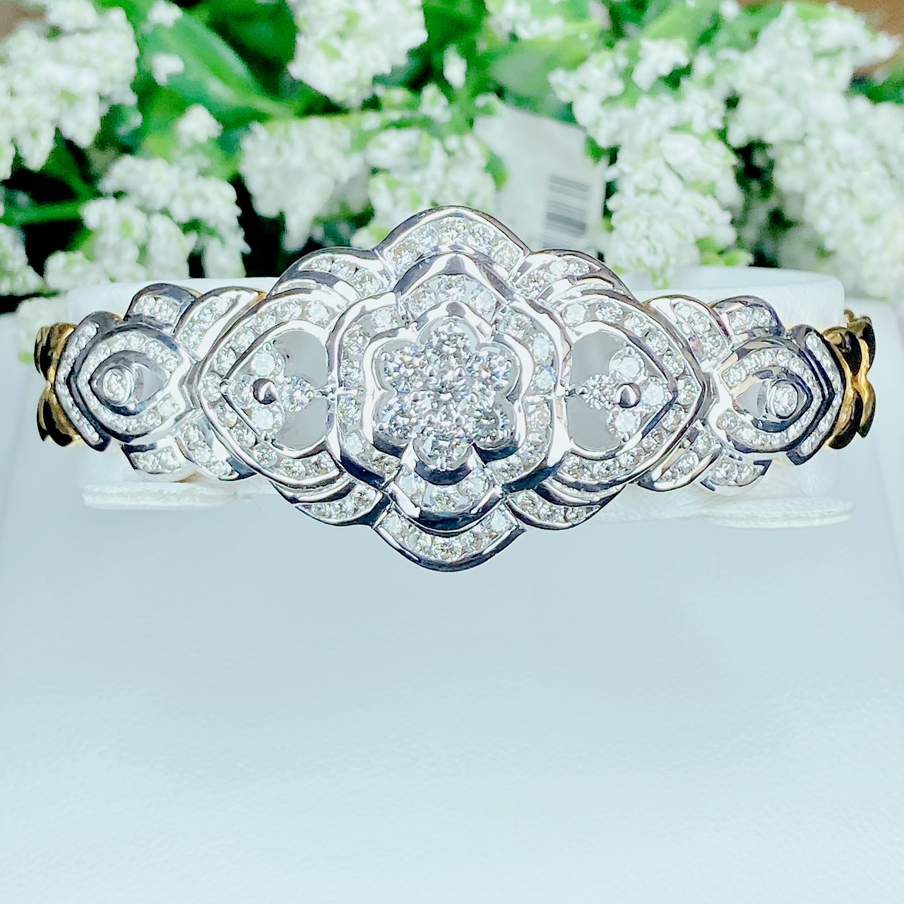 สร้อยข้อมือฝังเพชรลายฉลุเต็มหน้าตรงกลาง Center ฝังเป็นดอกพิกุล แล้วล้อมเพชรรอบชั้นนอกถัดมา ตัวเรือนทองหนา ชิ้นงานใหญ่ ใส่เต็มข้อมือ อลังการมากค่ะ