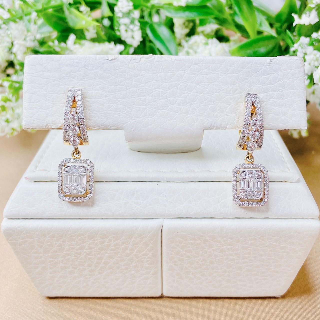ต่างหูห่วงเพชรคู่ใหญ่ ห้อยจี้เพชรบาเก็ตประกบทรงกล่อง ตัวเรือนชุบทอง เพชรสวย เป็นประกาย