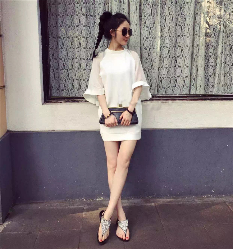 ชุดเดรสทรงตรง แต่งไหล่ผ้าคลุมตาข่าย แขนกุด มีกระเป๋าสองข้าง ใส่สวยๆ เก๋ๆ มีไว้ไม่ตกเทรนด์เลยจ้า