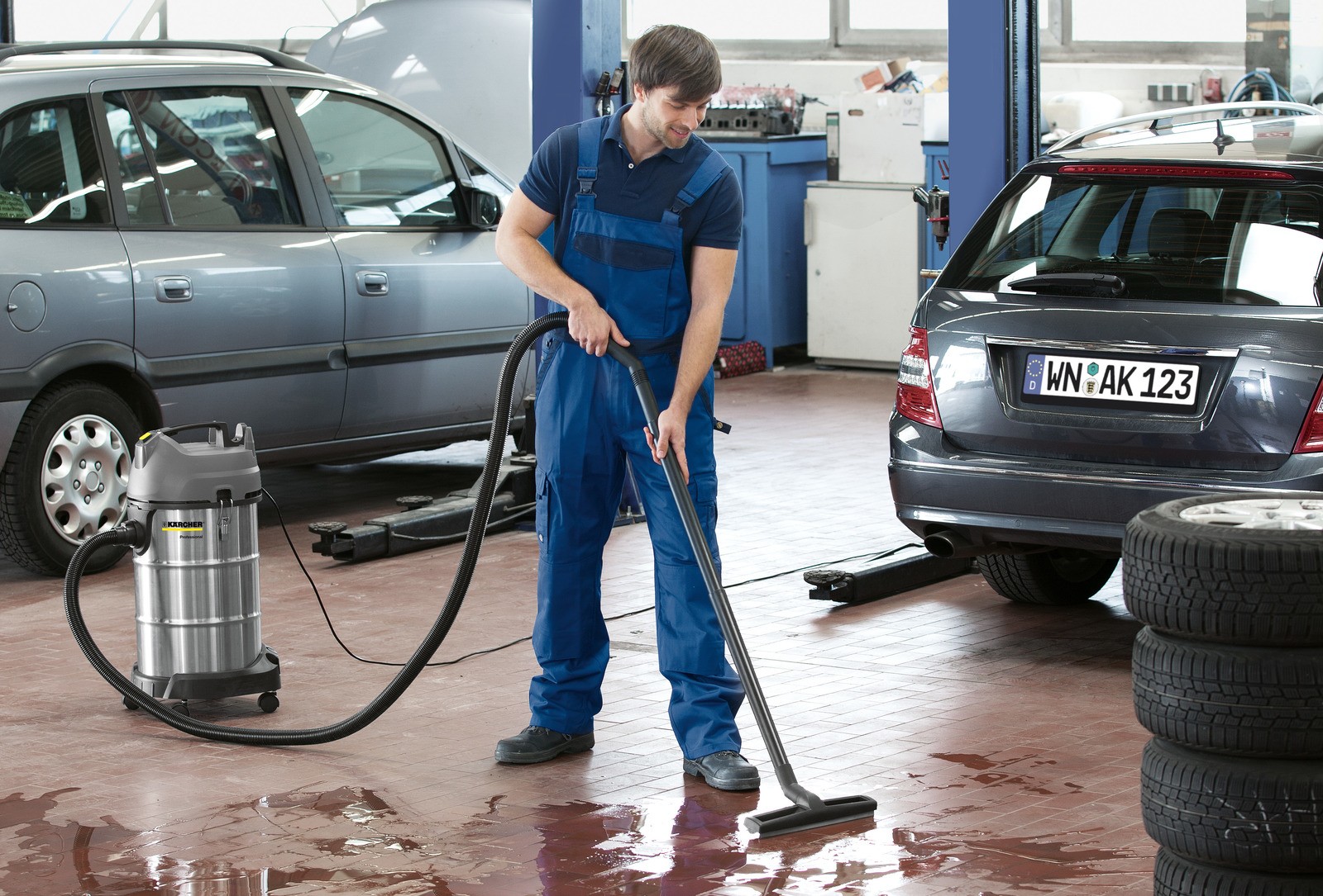 Karcher เครื่องดูดฝุ่นน้ำ+แห้ง งานหนัก ถังสแตนเลส ถัง 38 ลิตร มอเตอร์ 1,500 วัตต์ ไส้กรองตะกร้า รุ่น NT-38/1ME