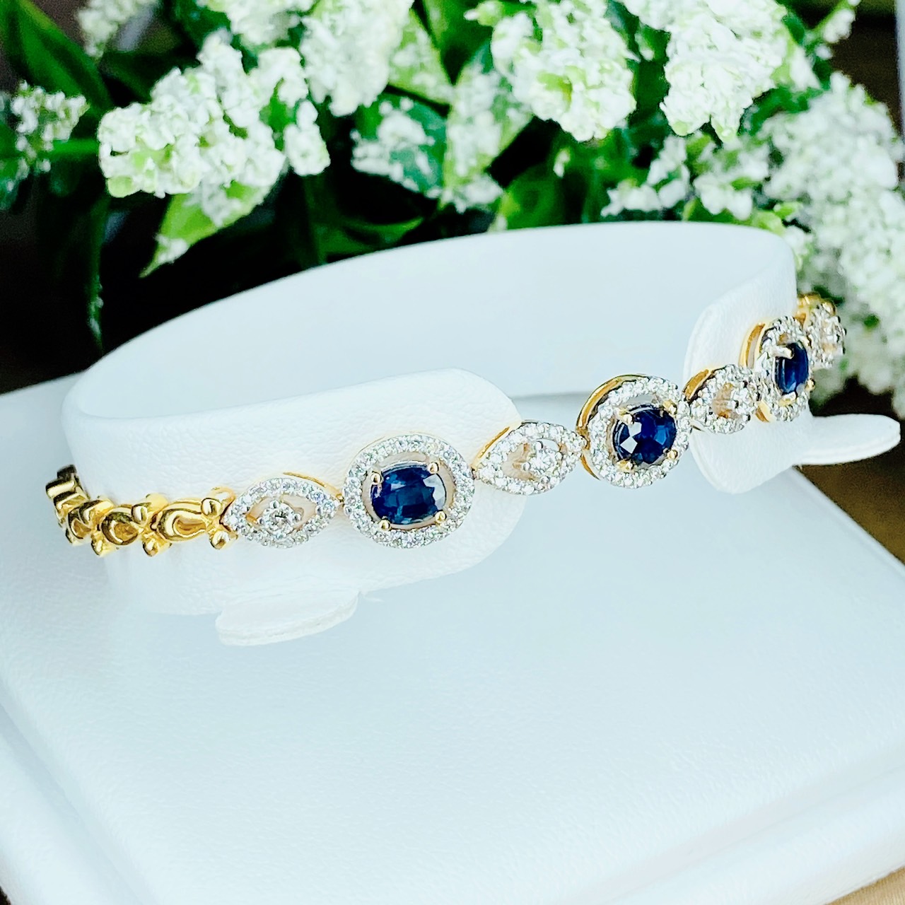 สร้อยข้อมือไพลินซีลอนล้อมเพชร แต่งสลับเพชรกลม ตัวเรือนทอง ไพลินสีสวย งานพรีเมียมสุดๆราคาดีมากๆค่ะ
