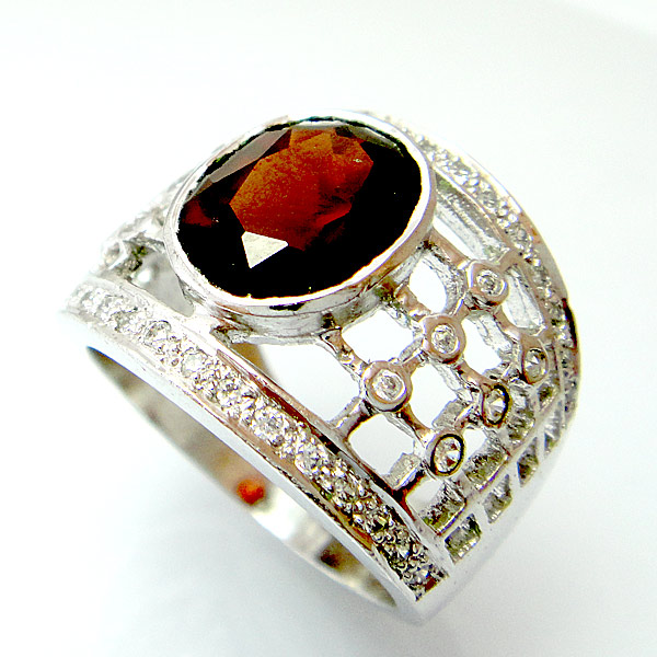 แหวนเงินแท้ราคาถูกชุบทองคำขาว พลอยแท้โกเมน 3.50 กะรัต เพชรCZ 0.44 กะรัต งานประณีตสวยงาม สั่งผลิตค่ะ