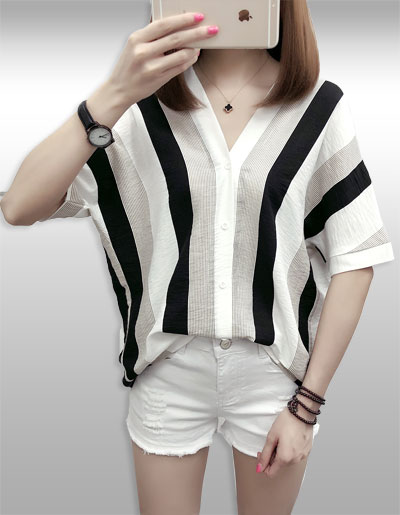 เสื้อแฟชั่นแต่งลายคอวีแบบสวยน่ารักสไตล์เกาหลี มี 2 สี รหัส2300