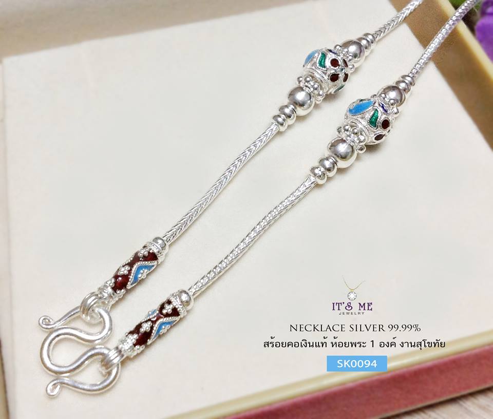 สร้อยคอเงินแท้99.9% งานสุโขทัย งานลงยา ลายดอกไม้ สีเขียว น้ำเงิน แดง สร้อยเส้นไม่ได้ใหญ่มากนะคะ ผู้หญิงใส่กำลังสวยเลยค่ะ ห้อยพระองค์ไม่หนักมากได้ค่ะ