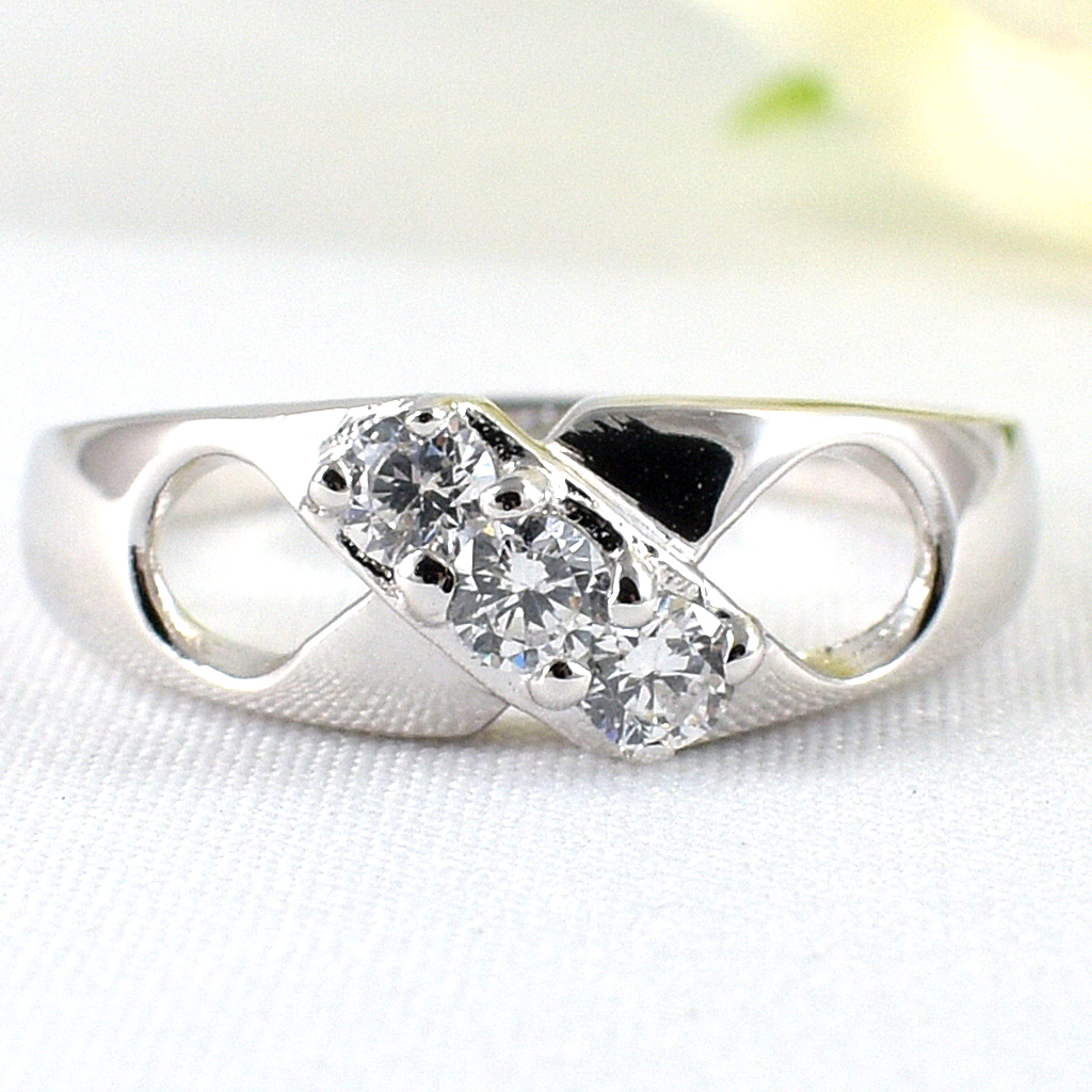 แหวนเงินแท้ราคาถูกชุบทองคำขาว เพชรCZแท้ 0.30 กะรัต งานประณีตสวยงาม สั่งผลิตค่ะ