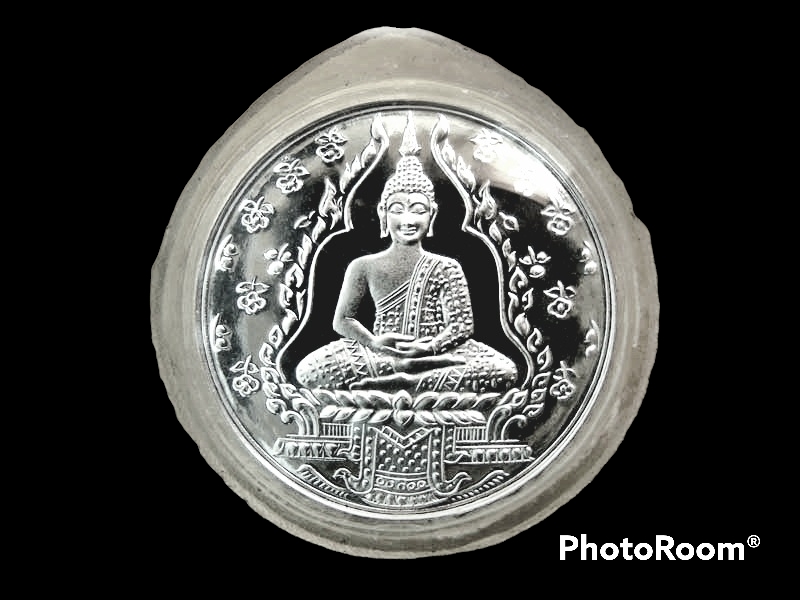 เหรียญเงินขัดเงา พระแก้วมรกต วัดพระศรีรัตนศาสดาราม ุร่น 2 ปี 2547 โดยสำนักพระราชวัง เนื้อเงินขัดเงา
