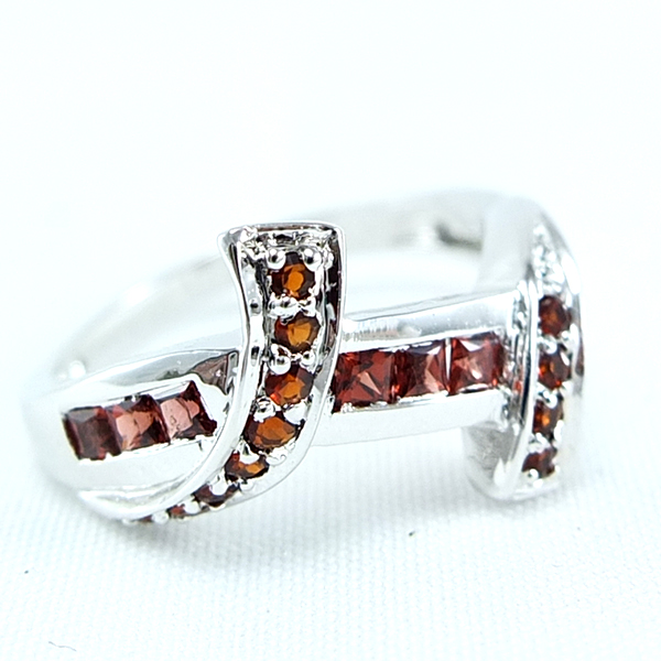 แหวนเงินแท้ราคาถูกชุบทองคำขาว พลอยแท้โกเมนเม็ดกลาง 0.675 กะรัต เม็ดข้าง 0.13 กะรัต งานประณีตสวยงาม สั่งผลิตค่ะ