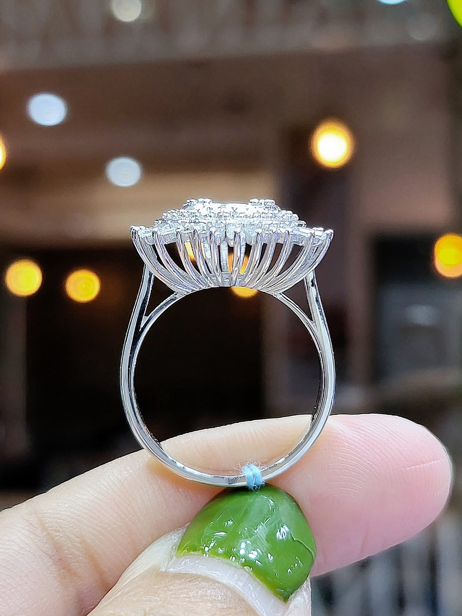 พร้อมส่งและสั่งผลิตแหวนเพชรแท้หน้ากว้าง ดีไซน์คล้ายSnowflakeสวยเก๋ชวนมอง แหวนแต่งงาน แหวนหมั้น ใส่เที่ยว ออกงาน แหวนทองคำ 18K เพชรเบลเยี่ยมแท้ 1.25 กะรัต 73 เม็ด ราคาถูกมาก ส่งฟรี