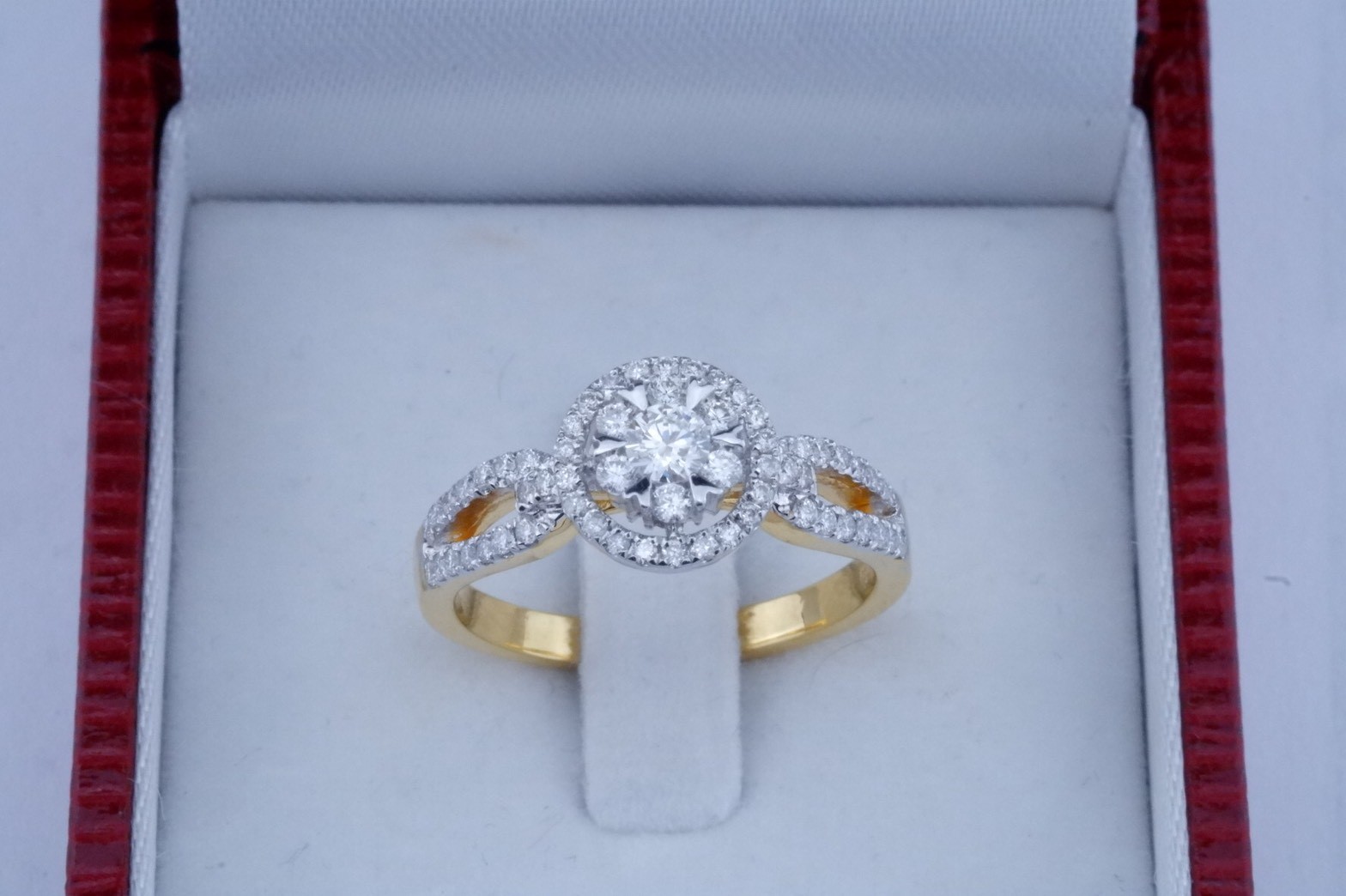 สั่งผลิตเพชรเบลเยี่ยมคัท แหวนแต่งงาน แหวนหมั้น ใส่เที่ยว ออกงาน แหวนทองคำ 18K เพชรแท้ 0.50 กะรัต 4.23 กรัม น้ำ 99 ราคาถูกมาก มีใบรับประกันค่ะ