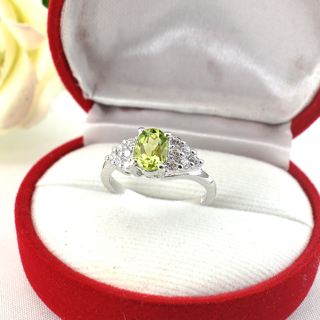 แหวนเงินแท้ราคาถูกชุบทองคำขาว เพอริดอทแท้ 1.0 กะรัต เพชรCZ 0.36 กะรัต งานประณีตสวยงาม สั่งผลิตค่ะ