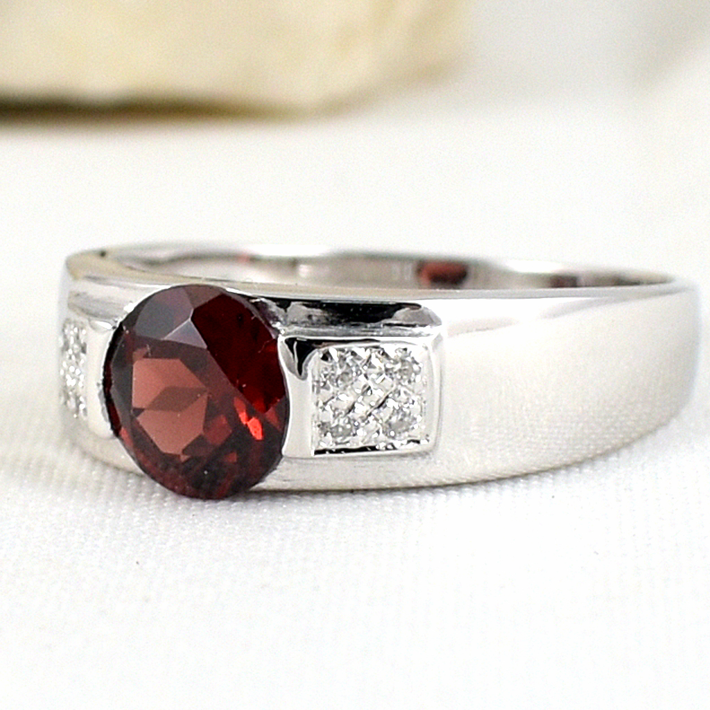 แหวนเงินแท้ราคาถูกชุบทองคำขาว พลอยแท้โกเมน 1.0 กะรัต เพชรCZ 0.056 กะรัต งานประณีตสวยงาม สั่งผลิตค่ะ