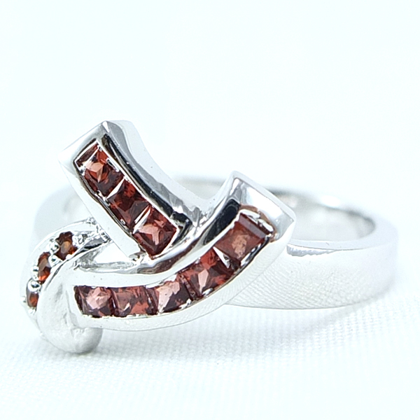 แหวนเงินแท้ราคาถูกชุบทองคำขาว พลอยแท้โกเมนเม็ดกลาง 0.60 กะรัต เม็ดข้าง 0.056 กะรัต งานประณีตสวยงาม สั่งผลิตค่ะ