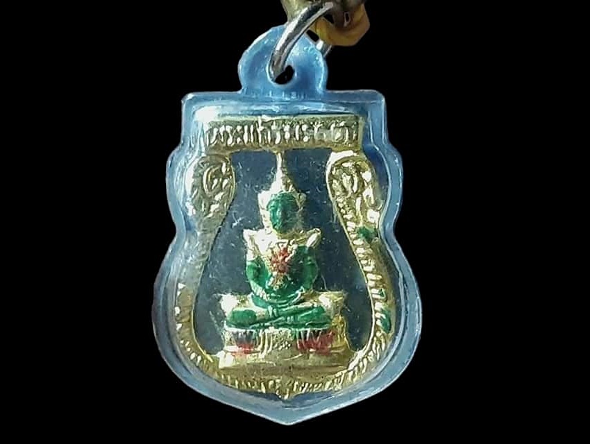 เหรียญเสมาฉลุลงยา พระแก้วมรกต วัดท่าแพ ปี 2504 นครศรีธรรมราช เลี่ยมเดิมสีฟ้า