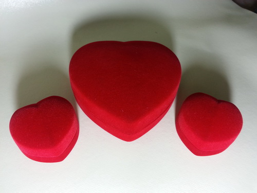 กล่องกำมะหยี่สีแดงรูปหัวใจ (แหวน 2 + สร้อยข้อมือ 1)