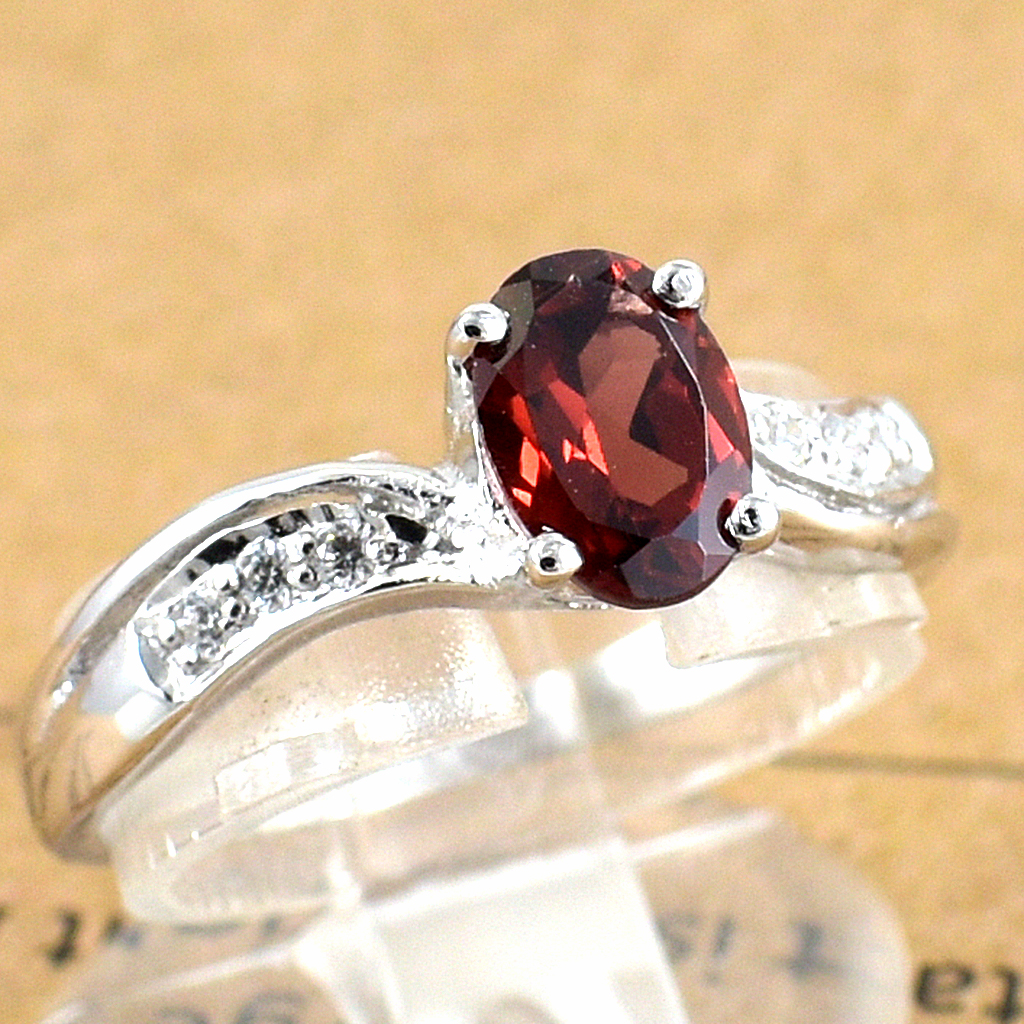 แหวนเงินแท้ราคาถูกชุบทองคำขาว พลอยแท้โกเมน 0.95 กะรัต เพชรCZ 0.06 กะรัต งานประณีตสวยงาม สั่งผลิตค่ะ