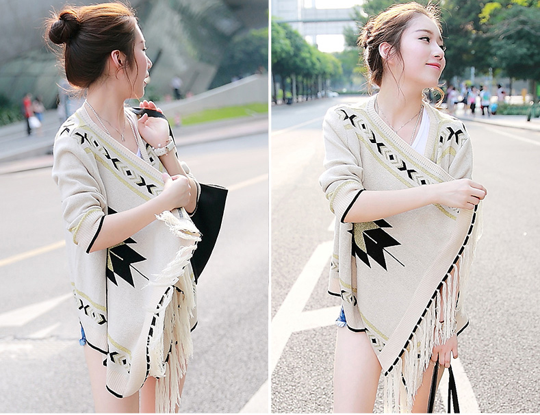 เสื้อคลุมแฟชั่นใส่คลุมกันหนาวได้ดีเพราะเนื้อผ้าค่อนข้างหนา แต่งชายด้วยพู่ หรือจะใส่คลุมเก๋ๆ ก็น่ารักไม่ยอกเลยจ้า
