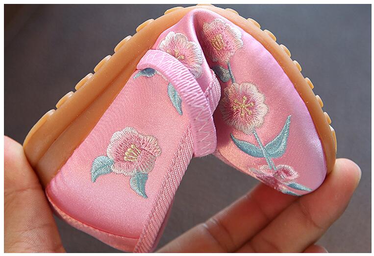 F รองเท้าจีนลายดอกไม้ใหญ่