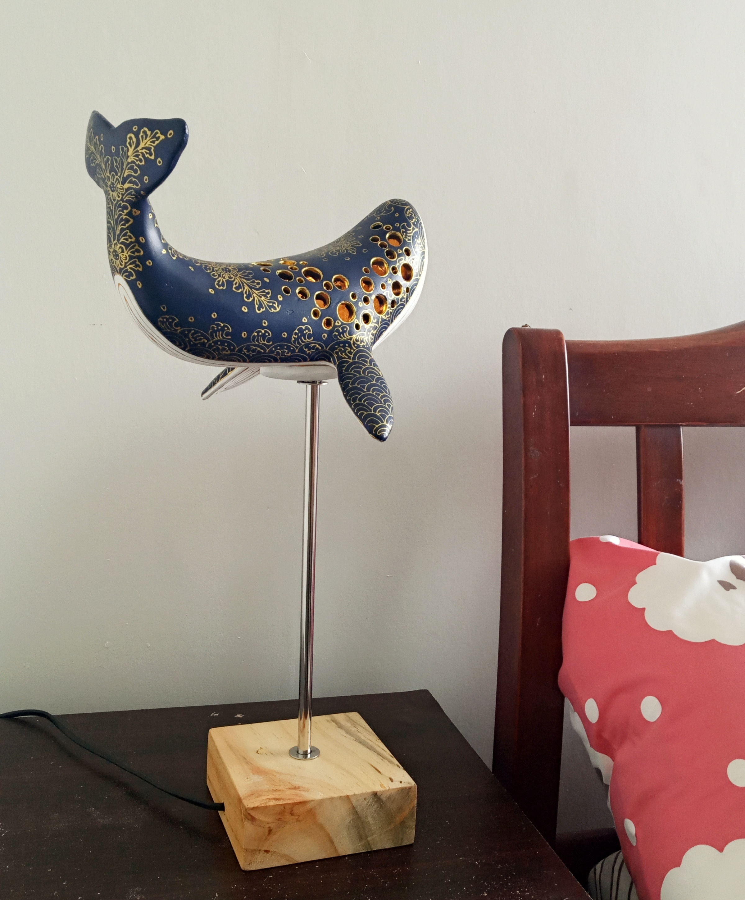 โคมไฟบรูด้า LED แบบมีฐานไม้เหลี่ยมทรงสูง