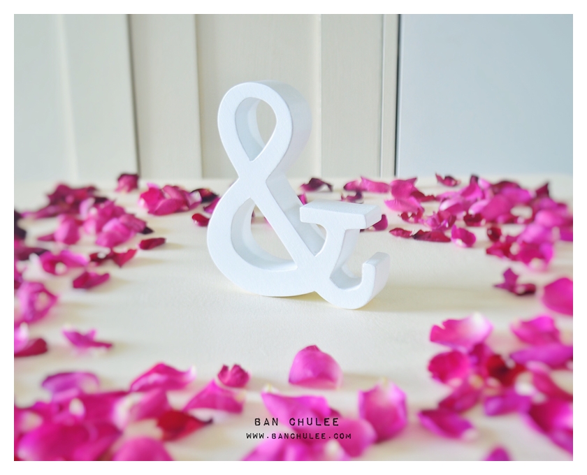 White - สัญลักษณ์ & (Ampersand) ตั้งโต๊ะ งานไม้สัก โทนสีขาว