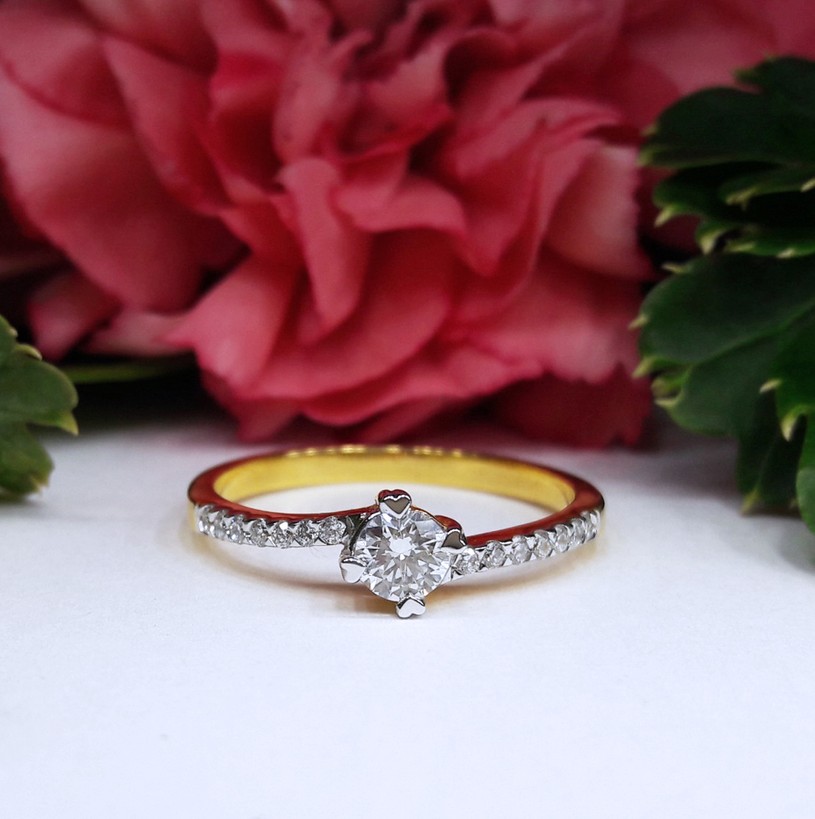 สั่งผลิตเพชรเบลเยี่ยมคัท แหวนแต่งงาน แหวนหมั้น ใส่เที่ยว ออกงาน แหวนทองคำ 18K เพชรแท้ 0.32 กะรัต 2.46 กรัม น้ำ 99 ราคาถูกมาก มีใบรับประกันค่ะ