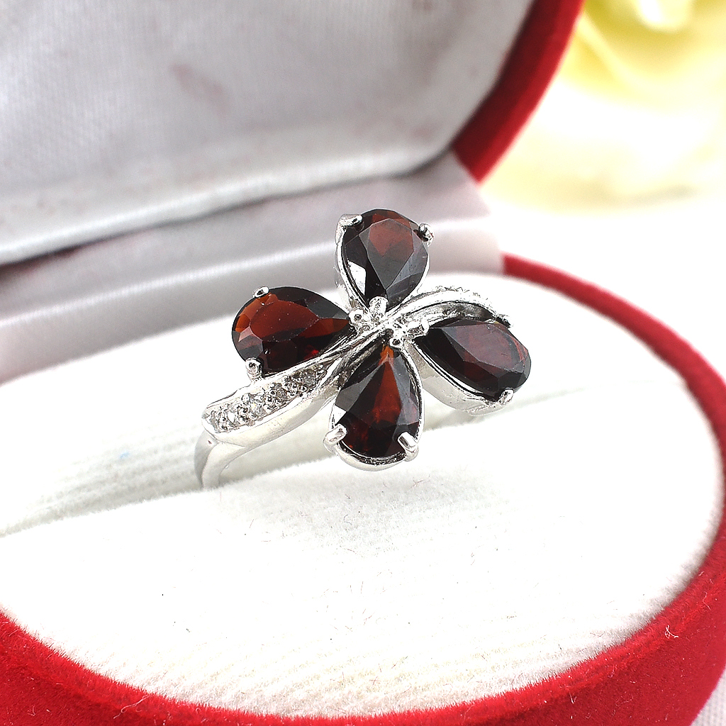 แหวนเงินแท้ราคาถูกชุบทองคำขาว พลอยแท้โกเมน 3.20 กะรัต เพชรCZ 0.088 กะรัต งานประณีตสวยงาม สั่งผลิตค่ะ