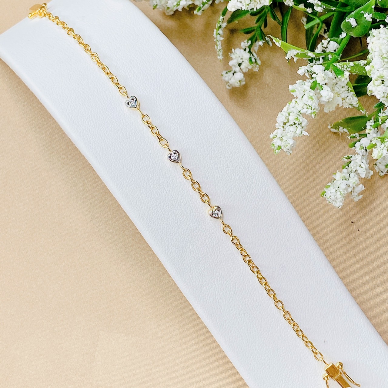 สร้อยข้อมือเพชรกลมฝังเป็นรูปหัวใจลายห่วงโซ่ ตัวล็อคตะขอเป็นกุญเเจ สร้อยเส้นน่ารัก ใส่สบายๆวันชิลล์ๆค่ะ