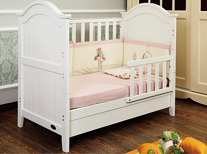 เตียงเด็ก ไม้สีขาว มีลิ้นชักเก็บของ ปรับเป็นโต๊ะได้ มีลิ้นชัก TP21048 (WD6A)