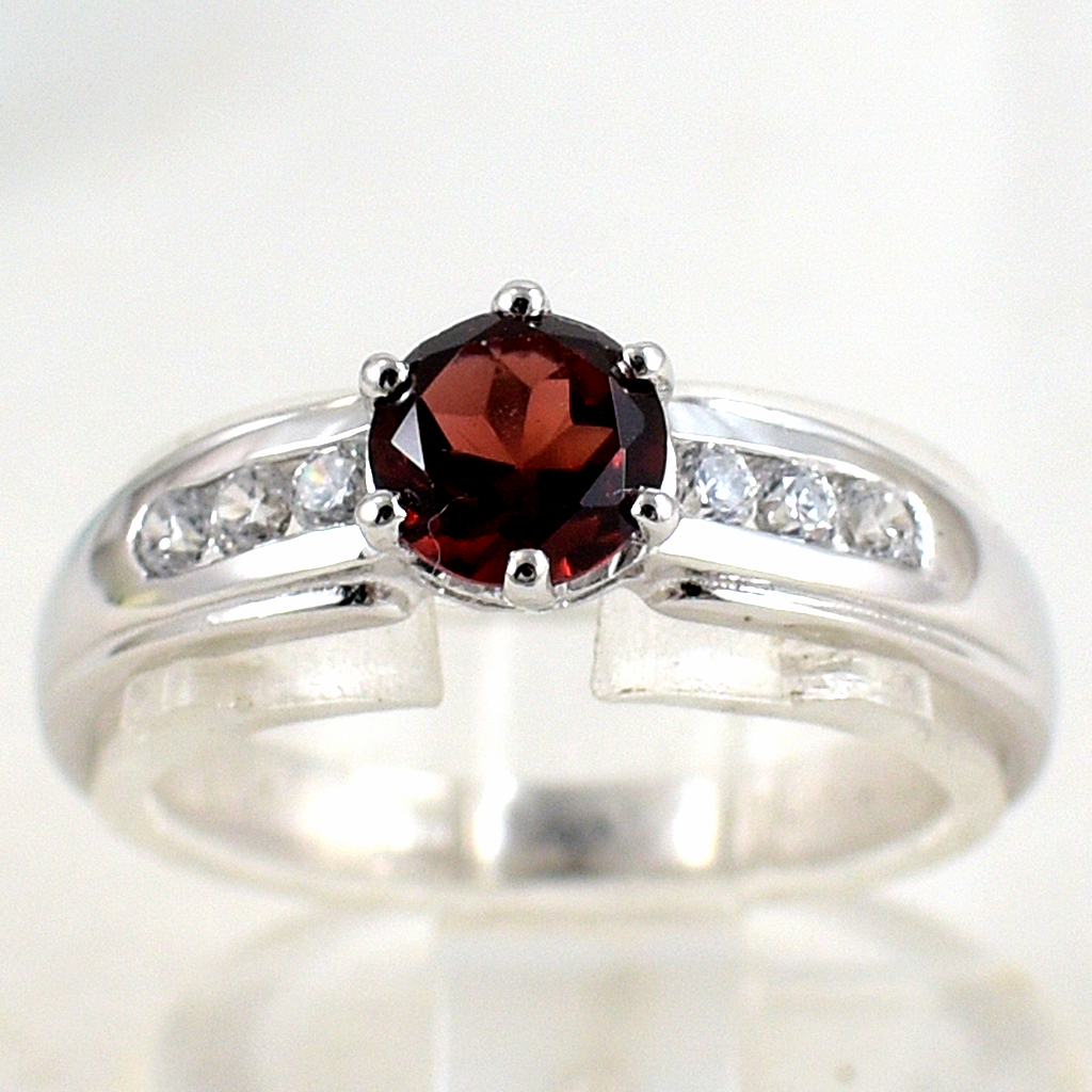 แหวนเงินแท้ราคาถูกชุบทองคำขาว พลอยแท้โกเมน 0.65 กะรัต เพชรCZ 0.15 กะรัต งานประณีตสวยงาม สั่งผลิตค่ะ