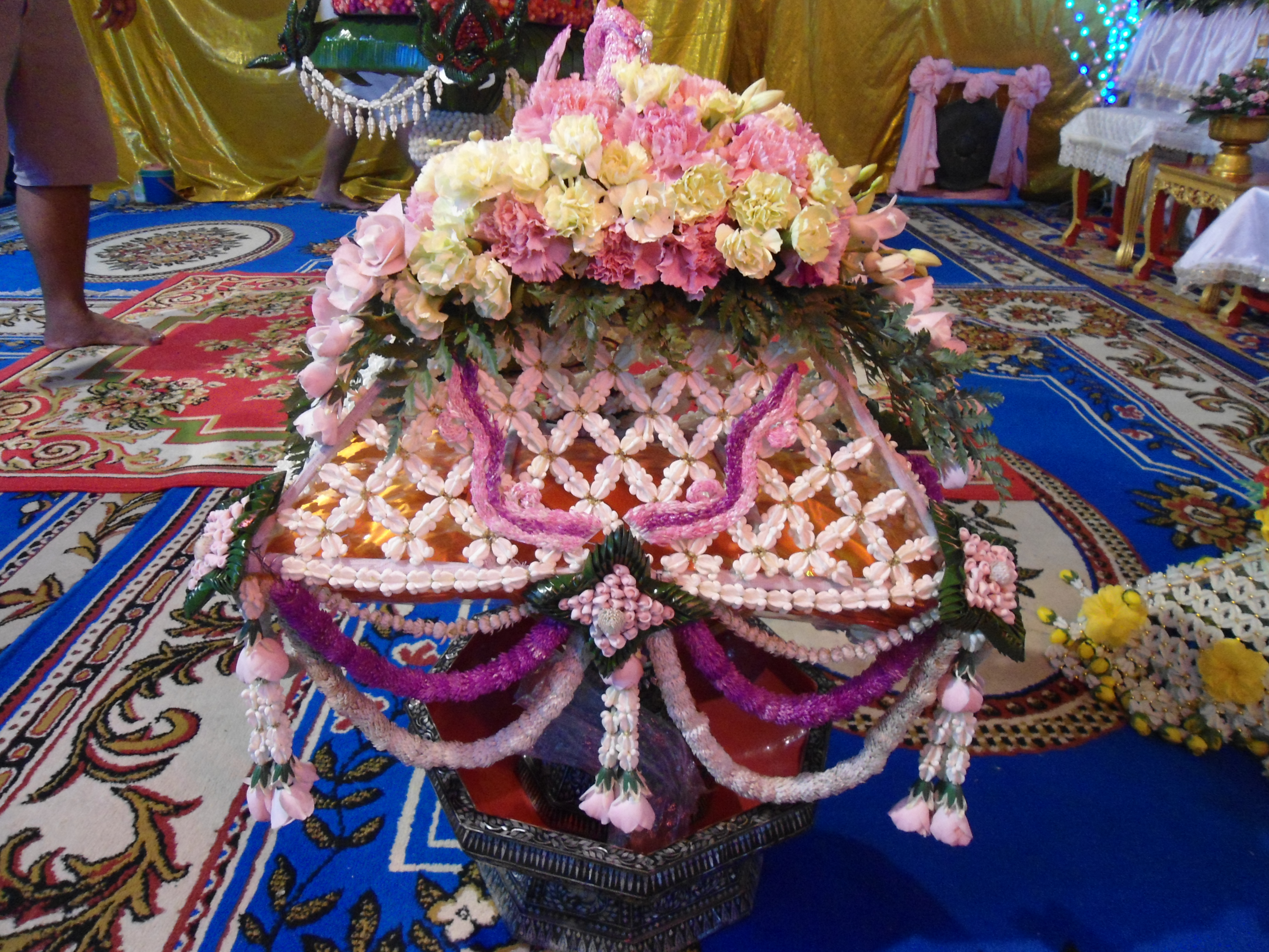ดอกไม้สดคลุมผ้าไตร (ส่งงาน อู๋รถผู้ใหญ่ทรัพย์สมบูรณ์ อ.บางปะอิน จ.อยุธยา)