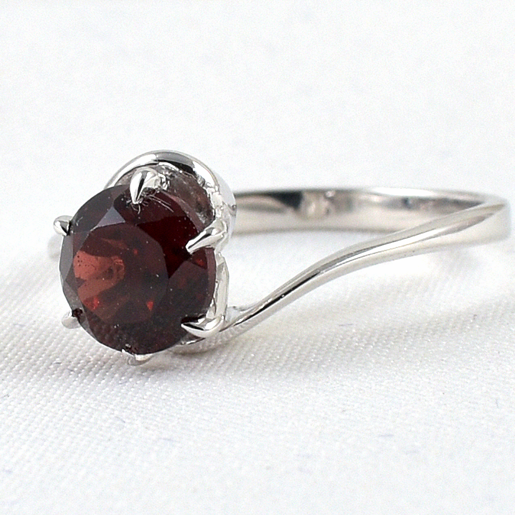 แหวนเงินแท้ราคาถูกชุบทองคำขาว โกเมนแท้ 1.65 กะรัต งานประณีตสวยงาม สั่งผลิตค่ะ