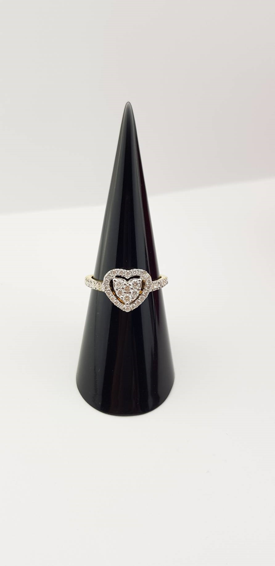 สั่งผลิตเพชรเบลเยี่ยมคัท แหวนแต่งงาน แหวนหมั้น ใส่เที่ยว ออกงาน แหวนทองคำ 18K เพชรแท้ 0.59 กะรัต 3.32 กรัม น้ำ 99 ราคาถูกมาก มีใบรับประกันค่ะ