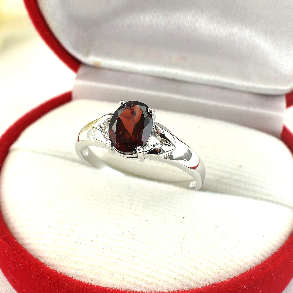 แหวนเงินแท้ราคาถูกชุบทองคำขาว โกเมนแท้ 1.65 กะรัต งานประณีตสวยงาม สั่งผลิตค่ะ